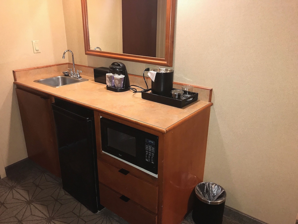 Embassy Suites by Hilton Portland Airport 64/66