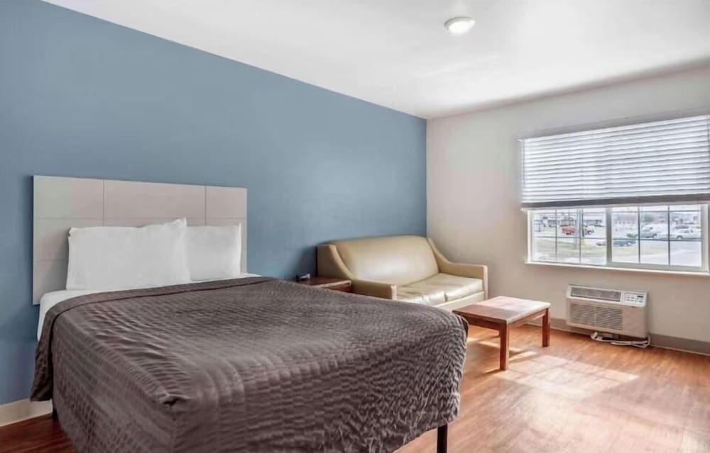 1 Full Bed - ADA Accessible, Nsmk, Kitchen