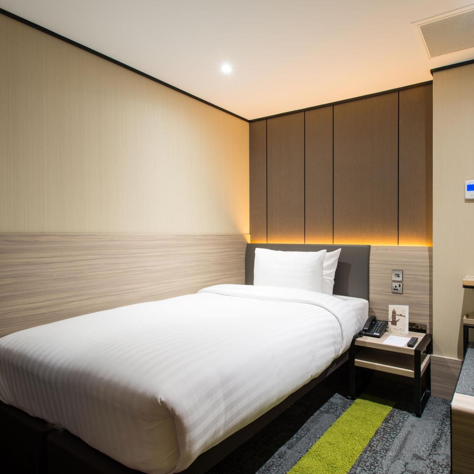 ROOM, SINGLE