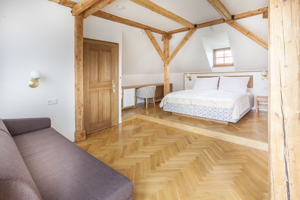 SUITE, CASTLE VIEW