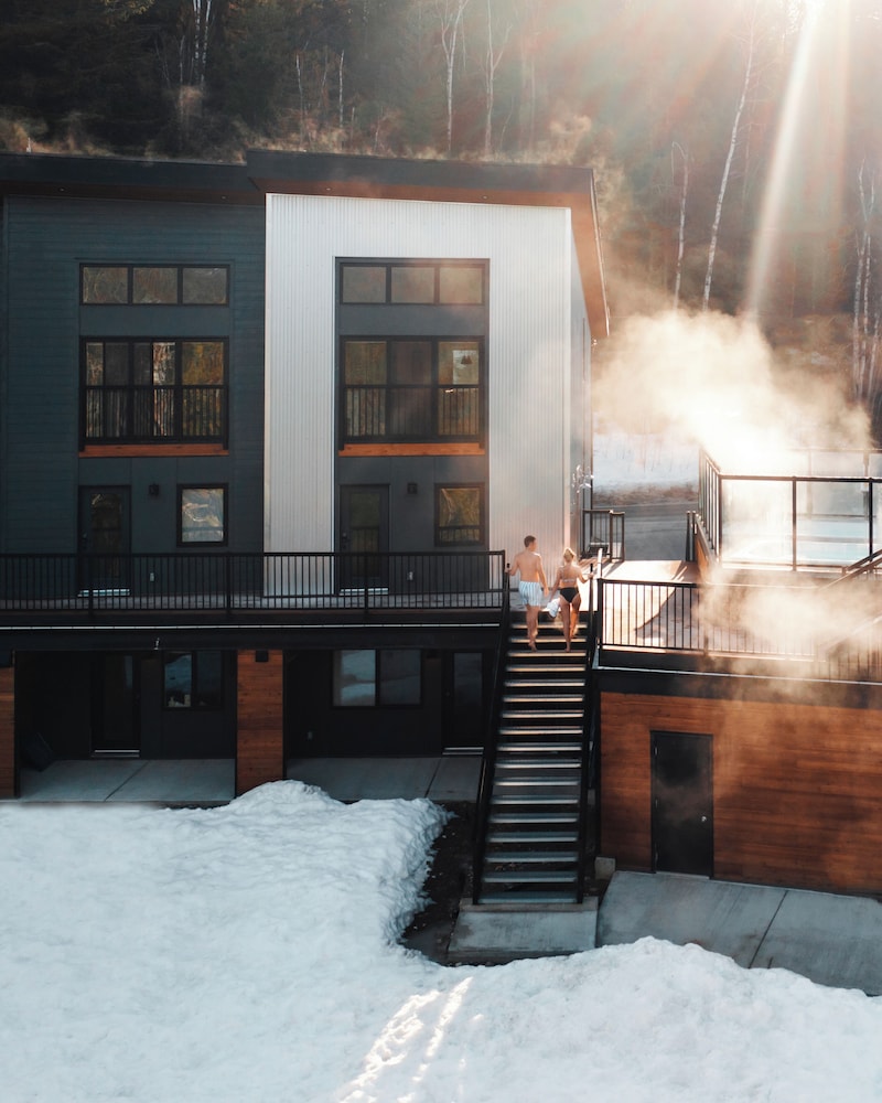 Basecamp Resorts Revelstoke 4/42