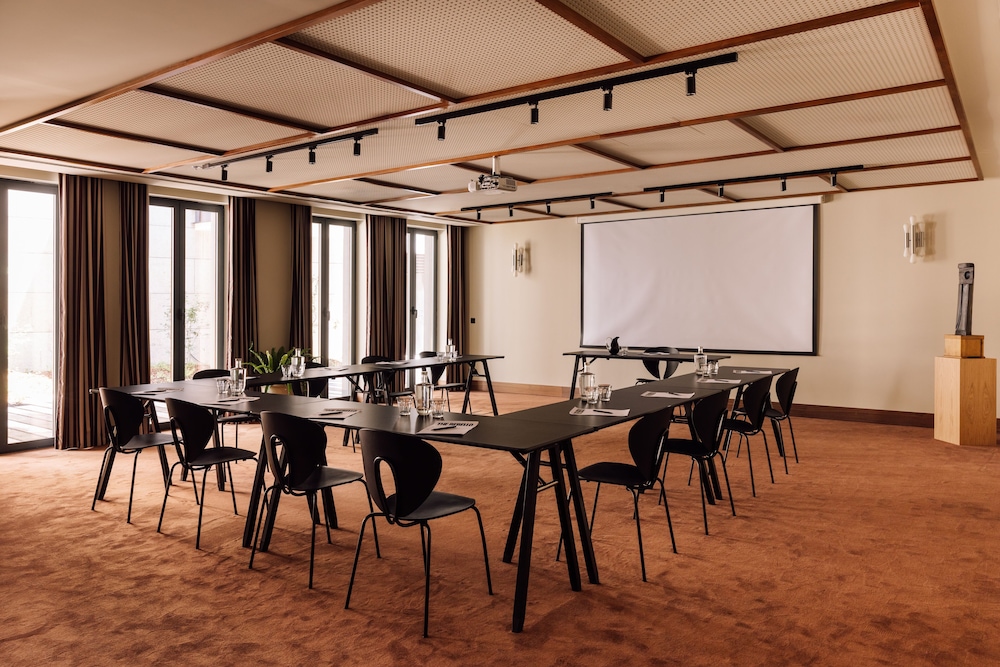 The Rebello Hotel & Spa 66/76