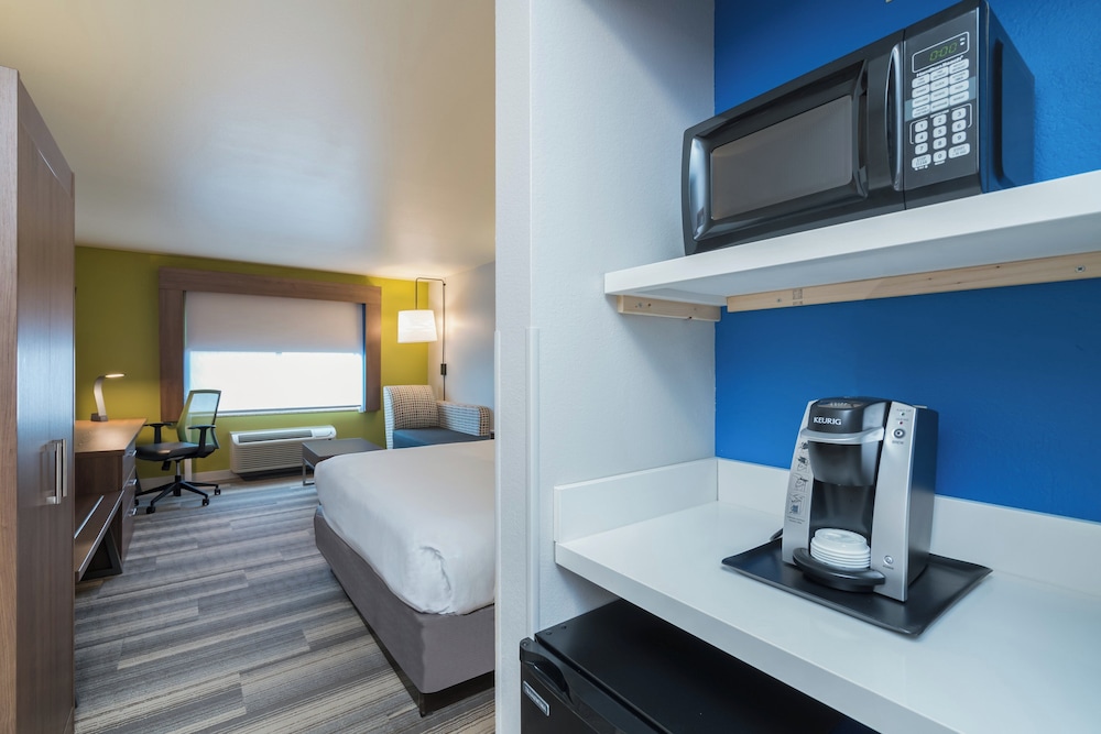 Holiday Inn Express & Suites Rocky Mount/Smith Mtn Lake 39/75