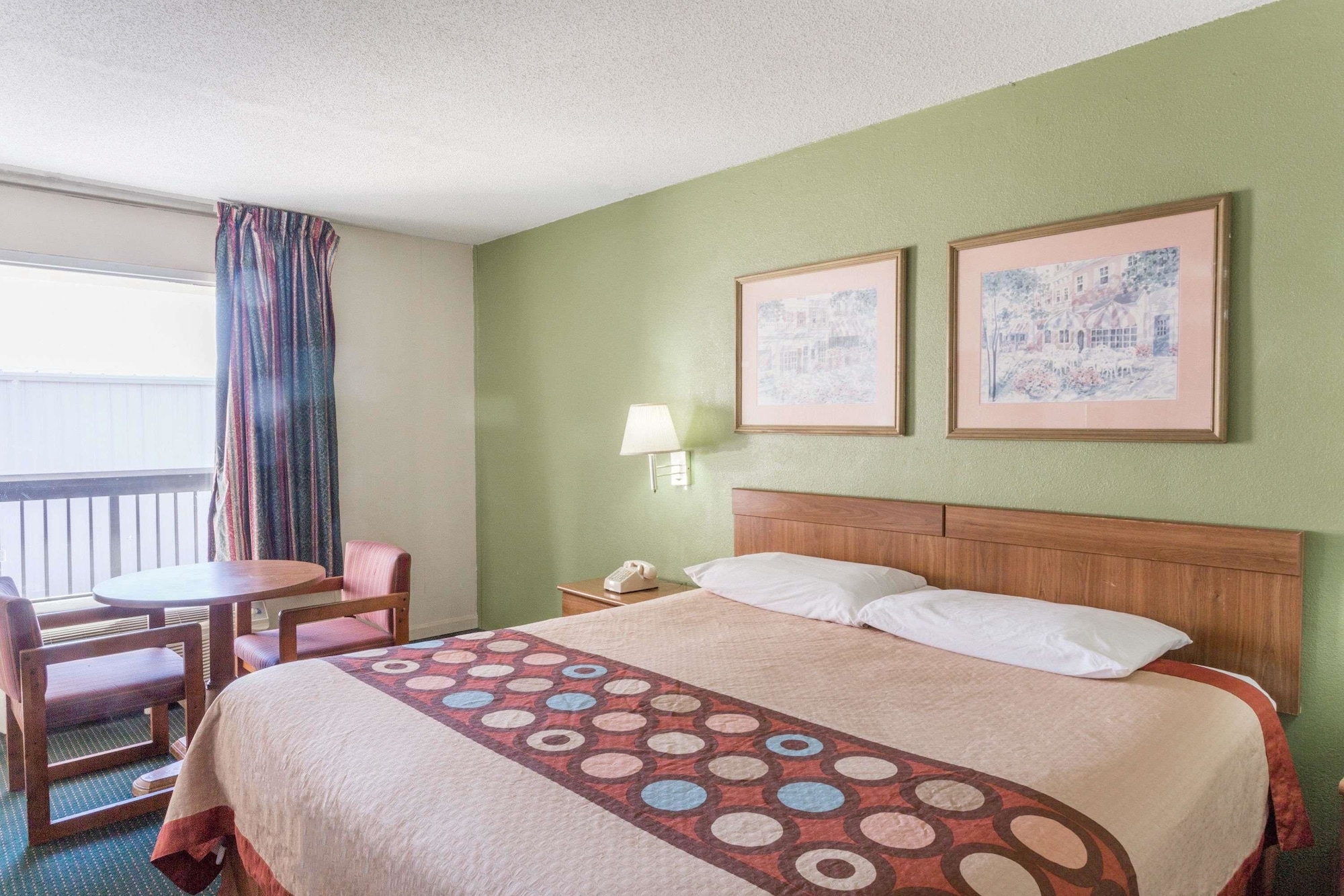 غرفة قياسية بسرير كينج، Super 8 by Wyndham Tifton 2/5