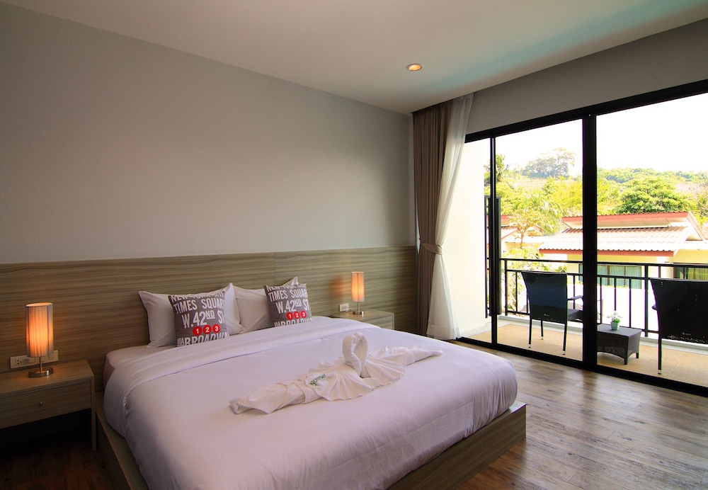 SUPERIOR, KING BED, POOL VIEW