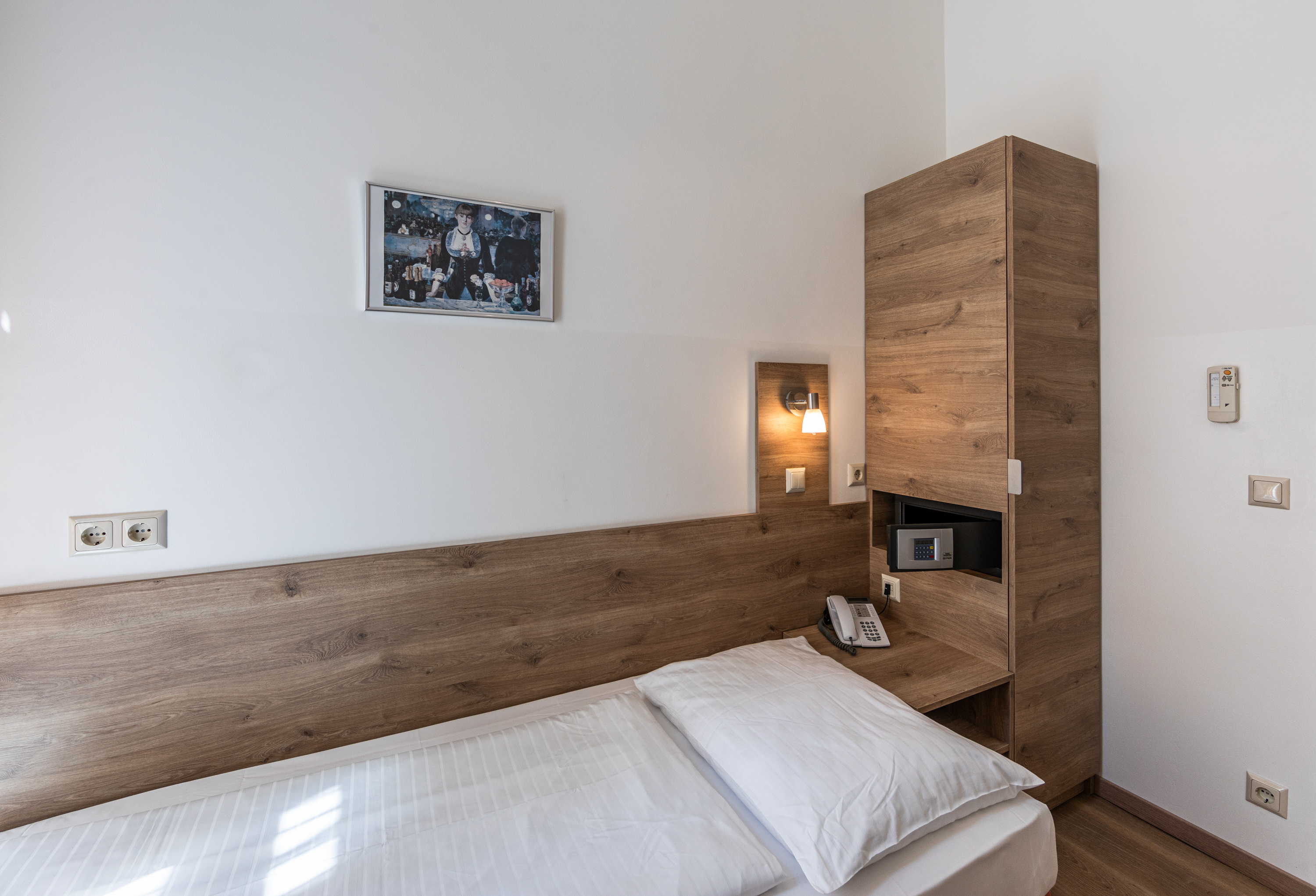 SINGLE ROOM