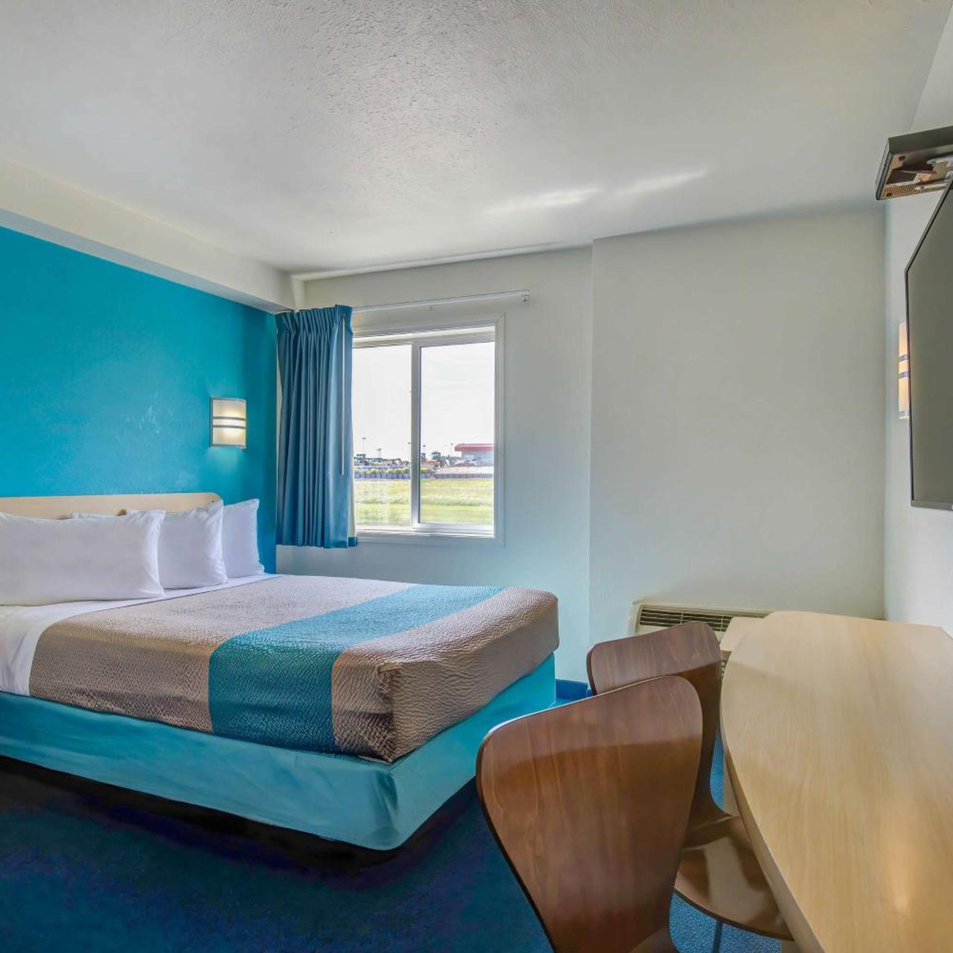 1 Queen Bed - Non-Smoking, Motel6 Grande Prairie, AB 2/7