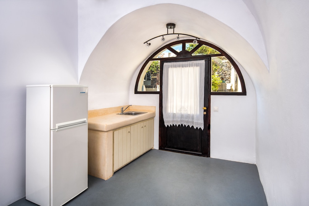 LAVA SUITES and LOUNGE 4/40