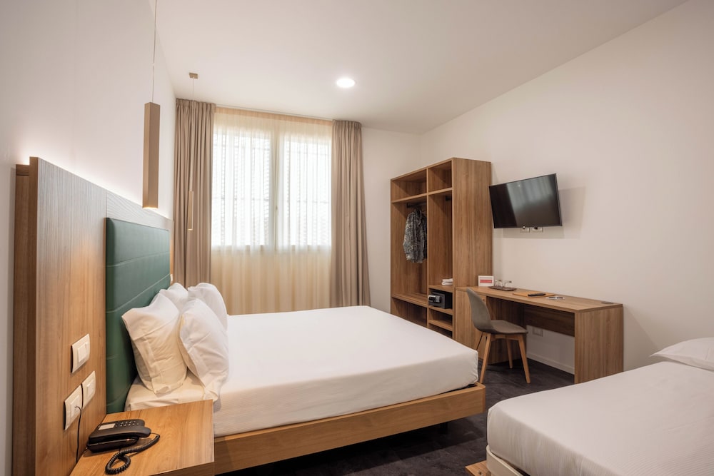 V Hotel 23/54