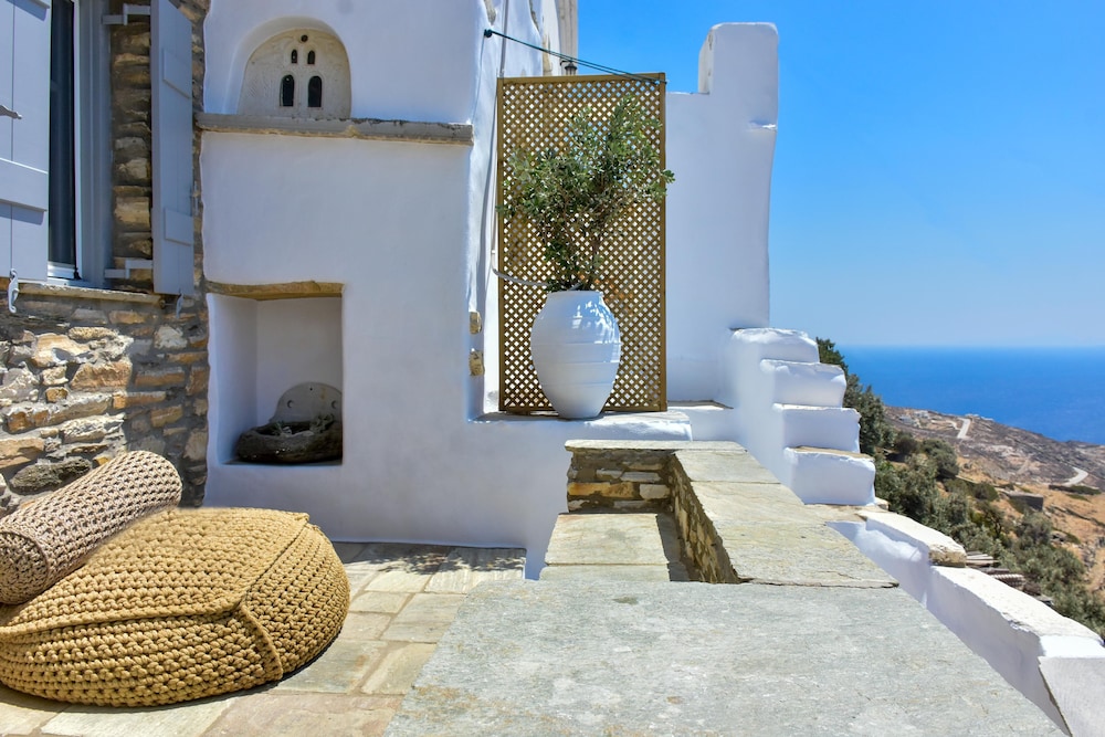Living Theros Luxury Suites 44/50