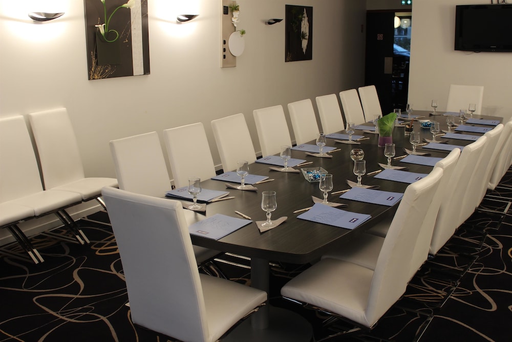 Hotel Kyriad Saint Quentin En Yvelines - Montigny 40/58