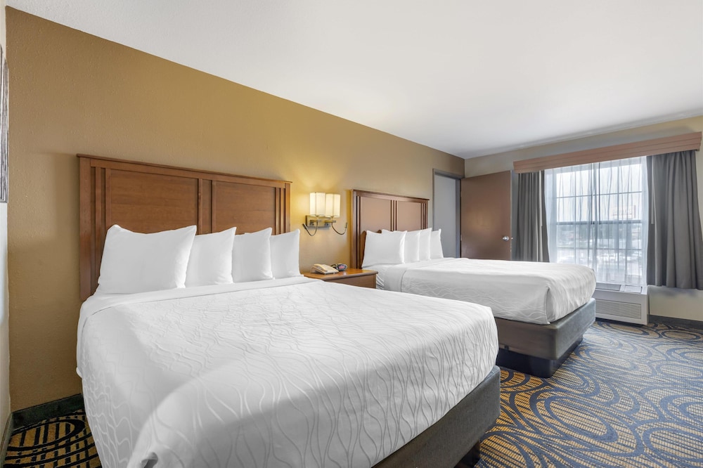 Standard, 3 Queen Beds