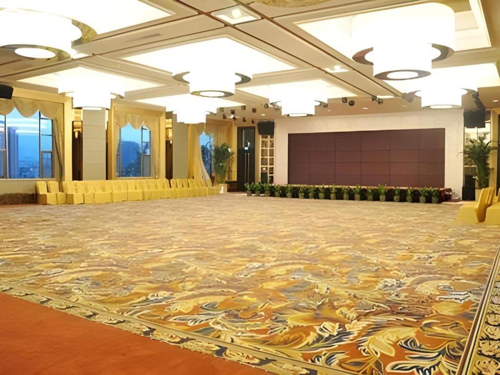 Country Garden Phoenix Hotel Yunfu 33/35