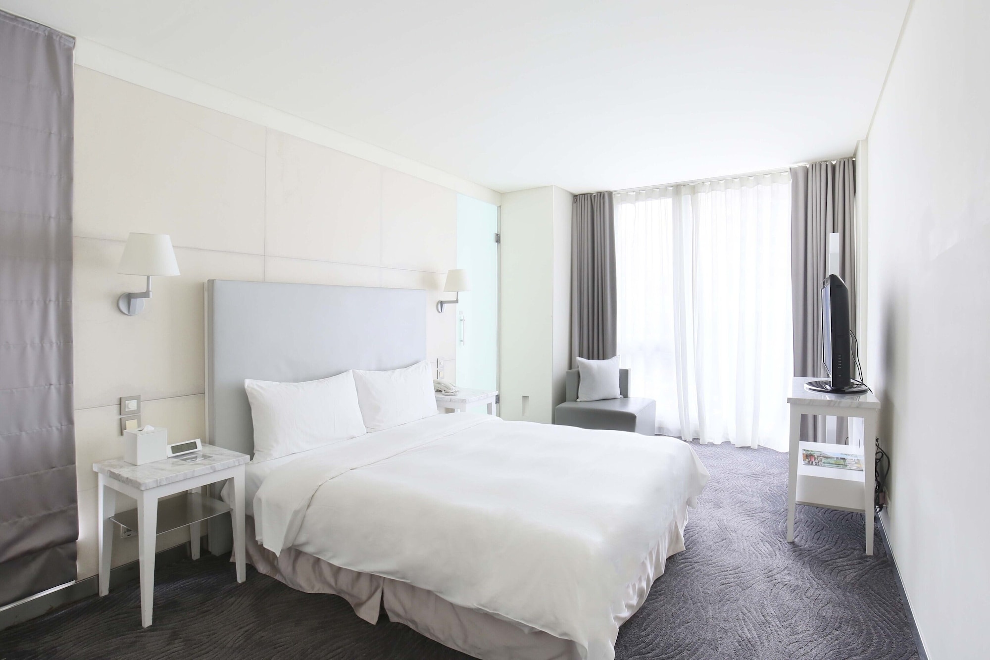 Deluxe, Queen Bed, Street View، Ambience Hotel 5/10