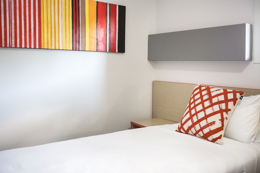 Villawood Hotel 15/29