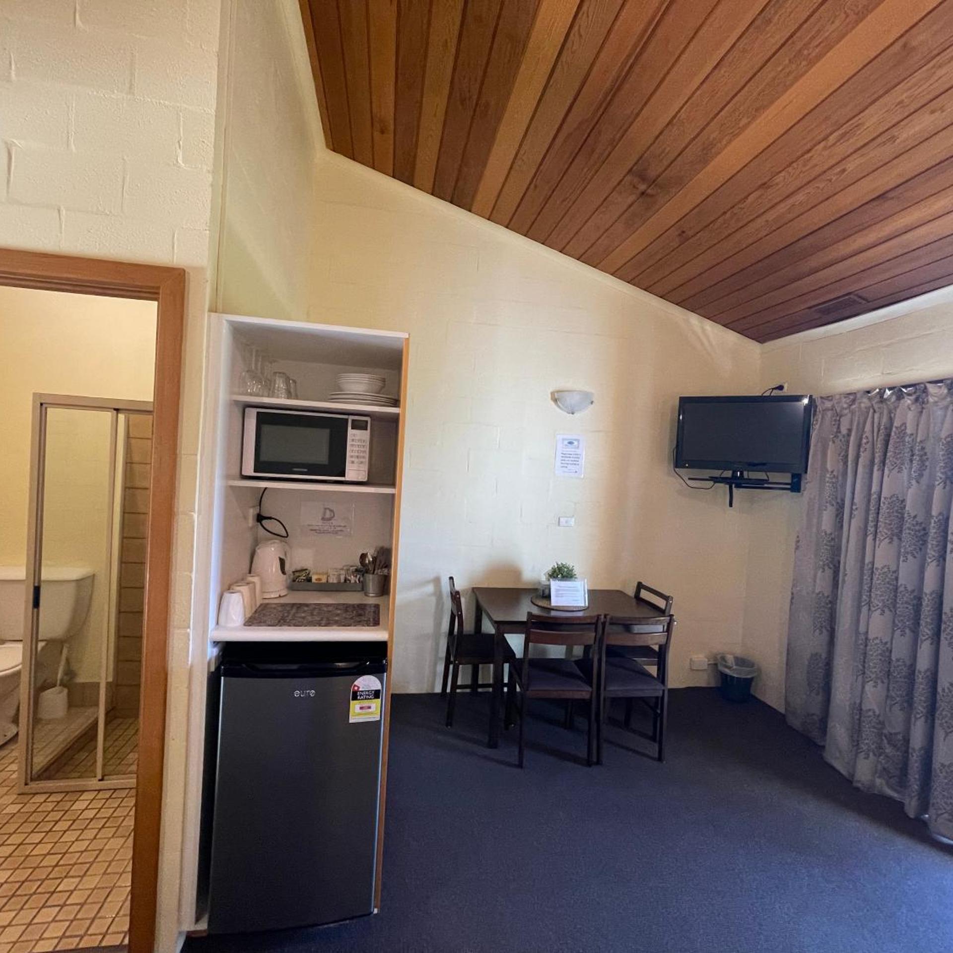 MOUNTAIN CREEK MOTEL 32/50