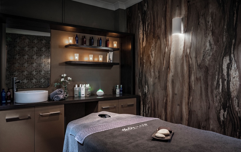 Wood Hall Hotel & Spa 24/55