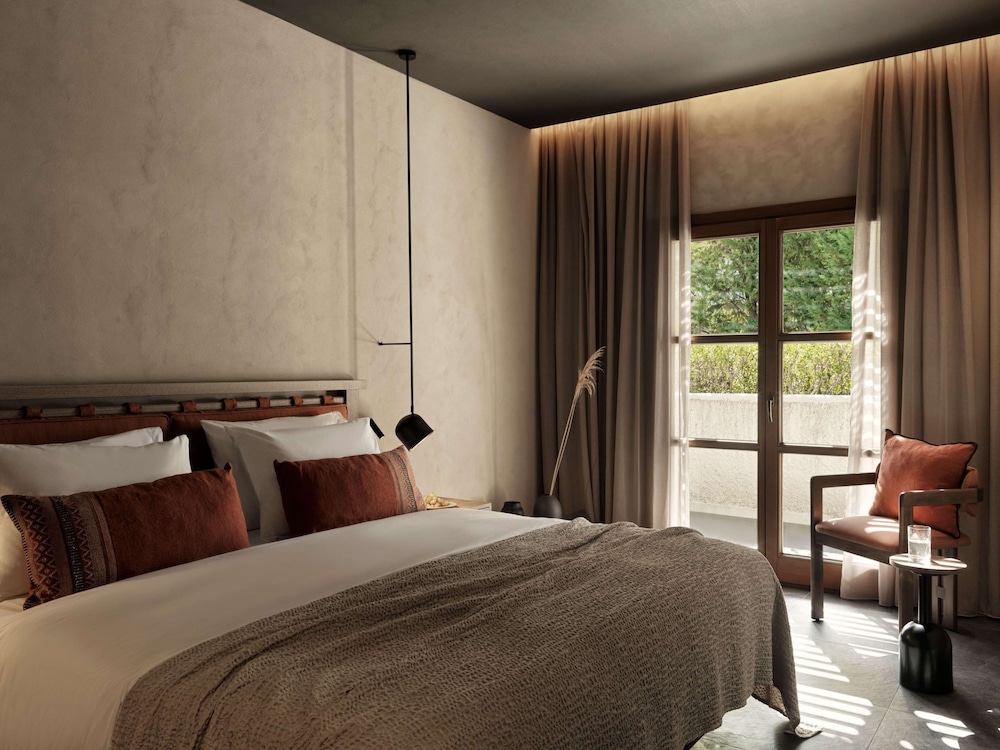 COZY, TROPICAL, RETREAT, KING BED