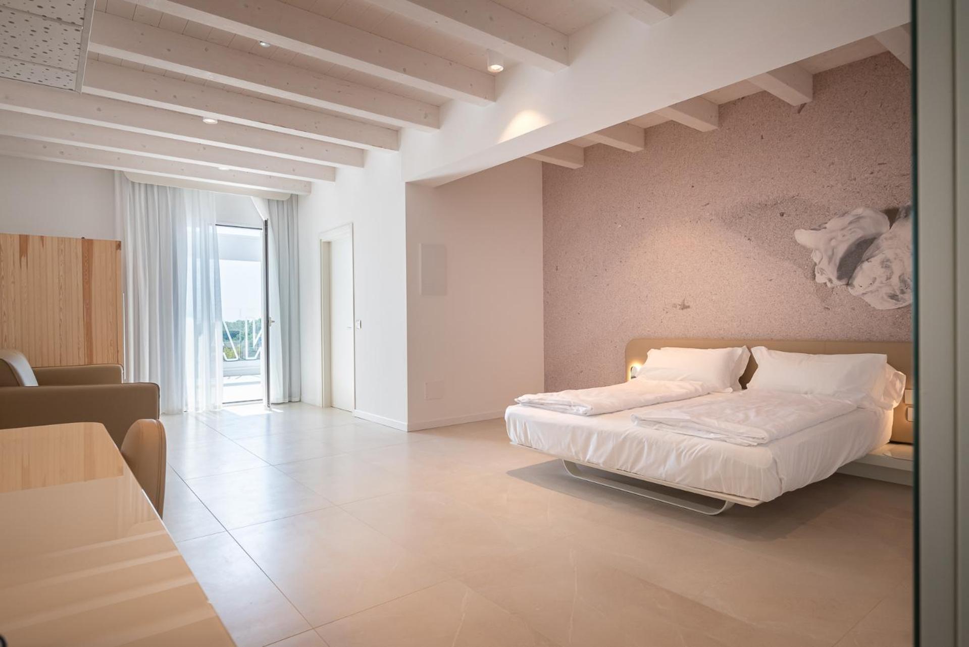 Junior Suite, Lateral Side Sea View, Hot Tub