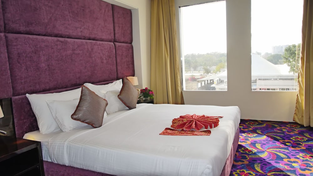 Pride Hotel And Convention Centre 15/50