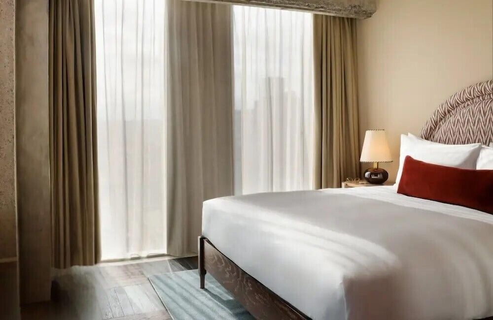 Cozy, Queen Bed, Skyline View