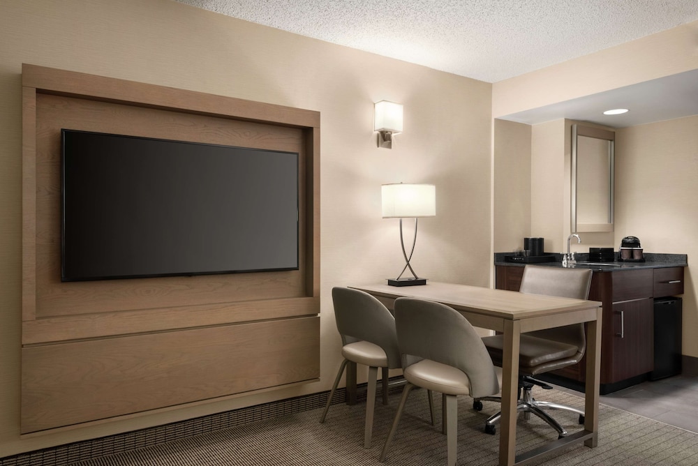 Embassy Suites by Hilton Cleveland Rockside 29/33