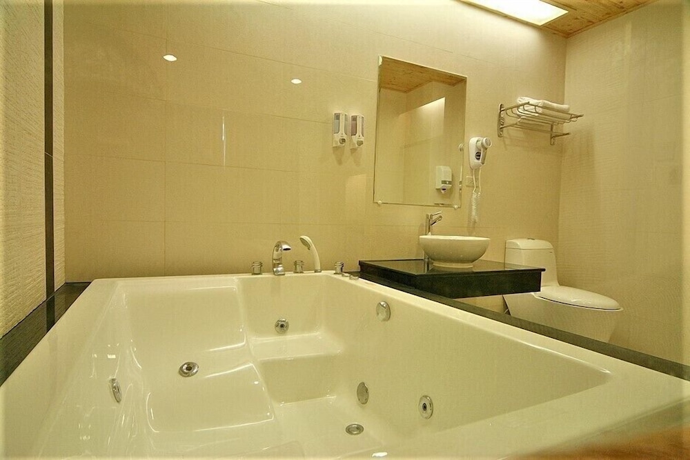Tranquil Sea Hotel 45/46