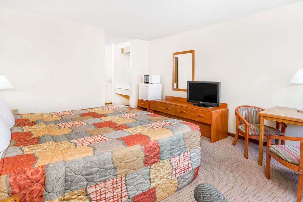 Days Inn By Wyndham Iron Mountain 13/36