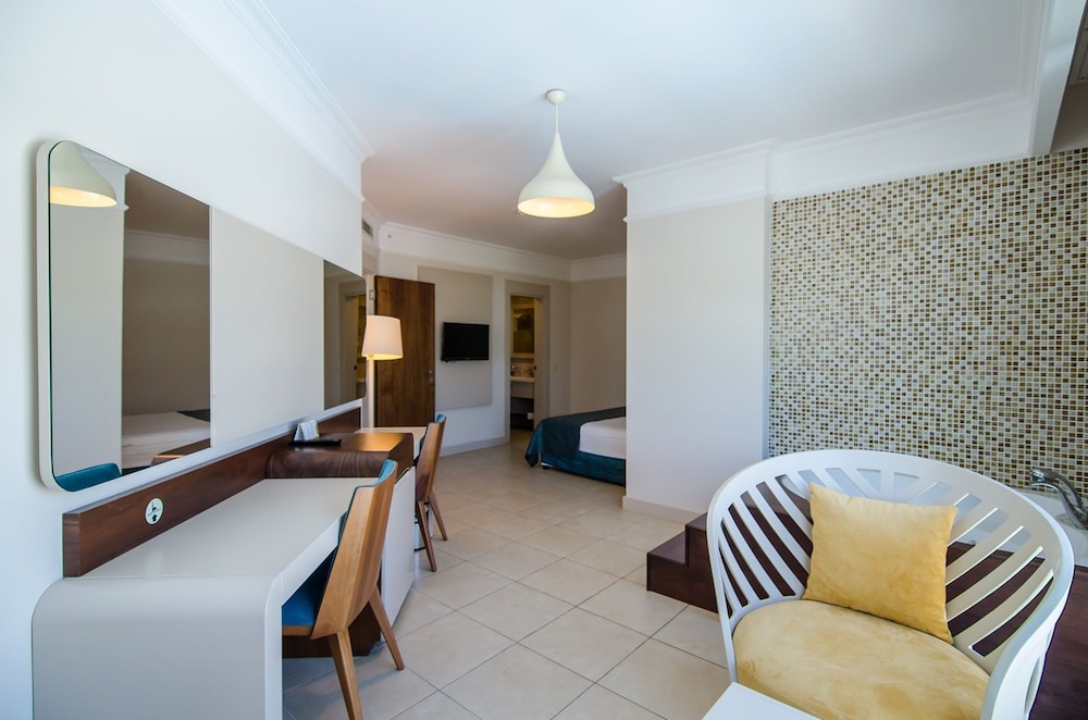 The Lumos Deluxe Resort Hotel and Spa 40/60