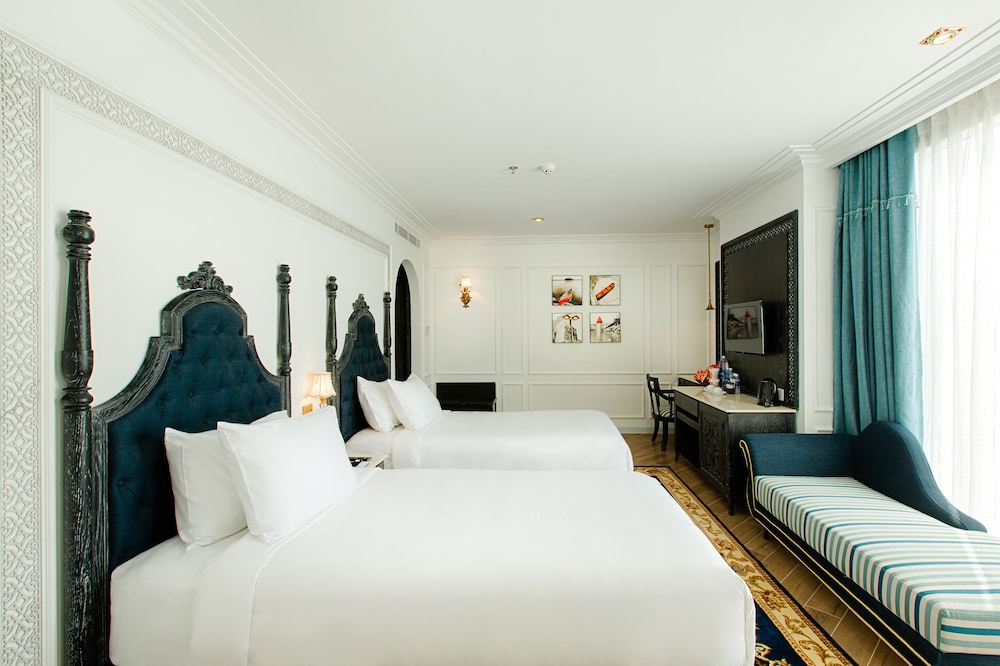SUPERIOR, TWIN BEDS, CITY VIEW