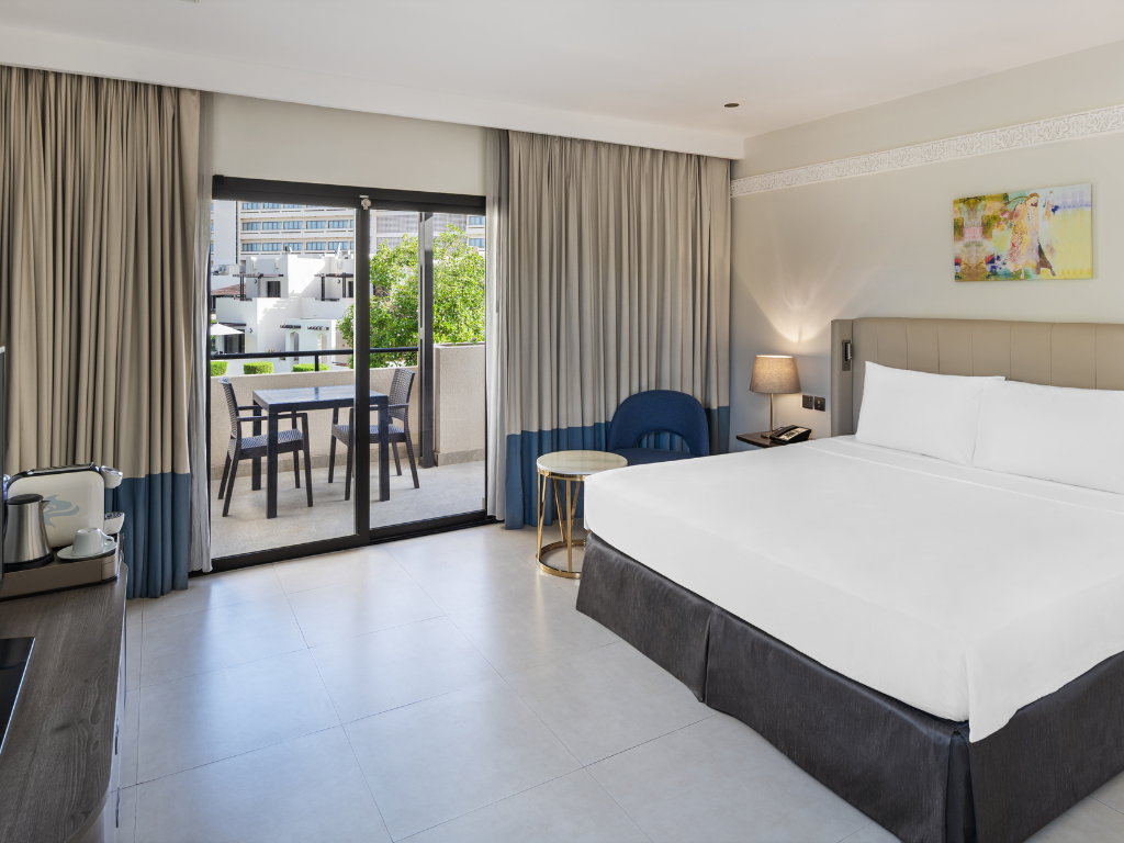 غرفة بريميوم بشرفة، Radisson Blu Hotel & Resort Al Ain 4/8