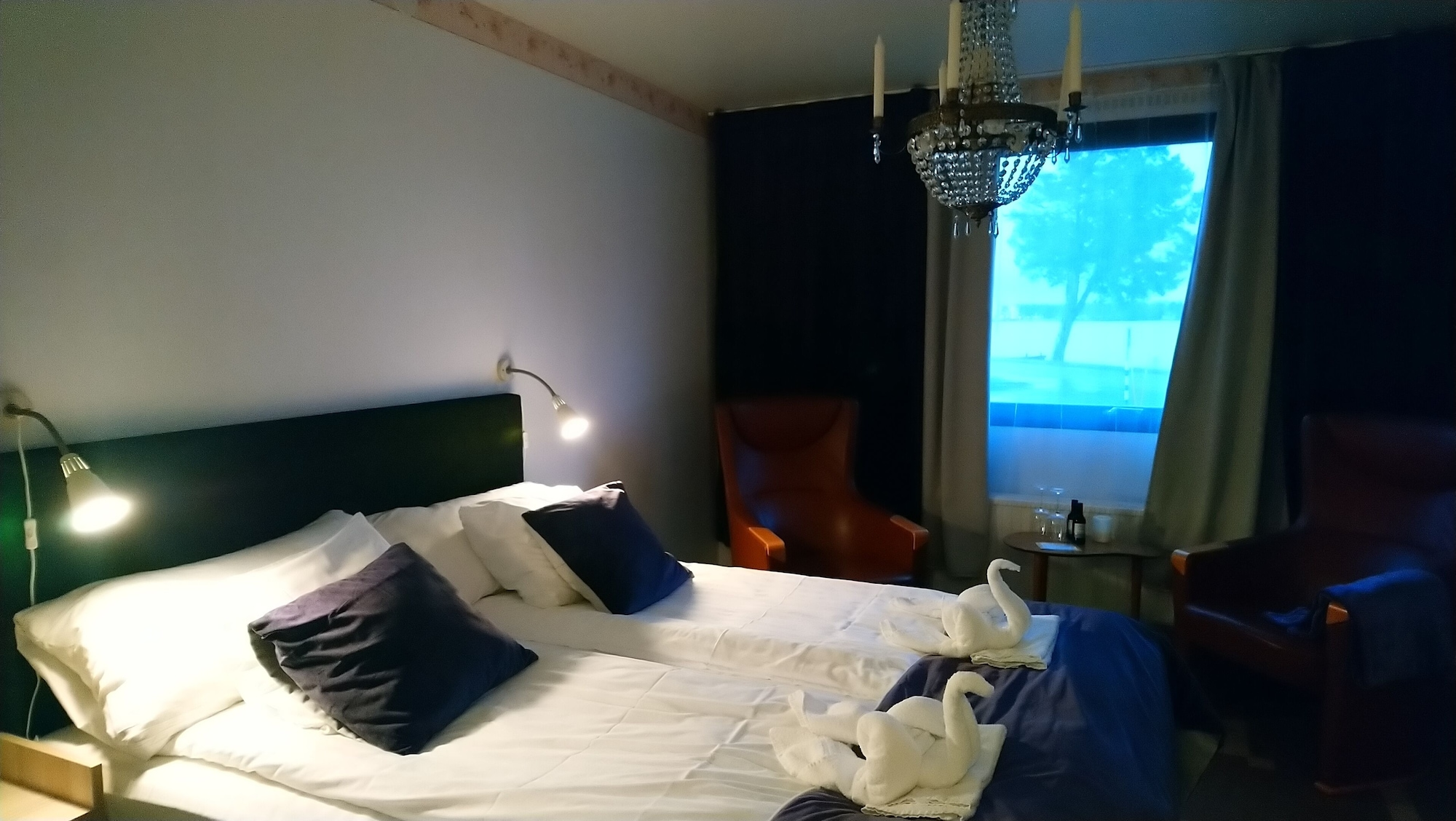 Standard, King Bed, Lake or Courtyard View