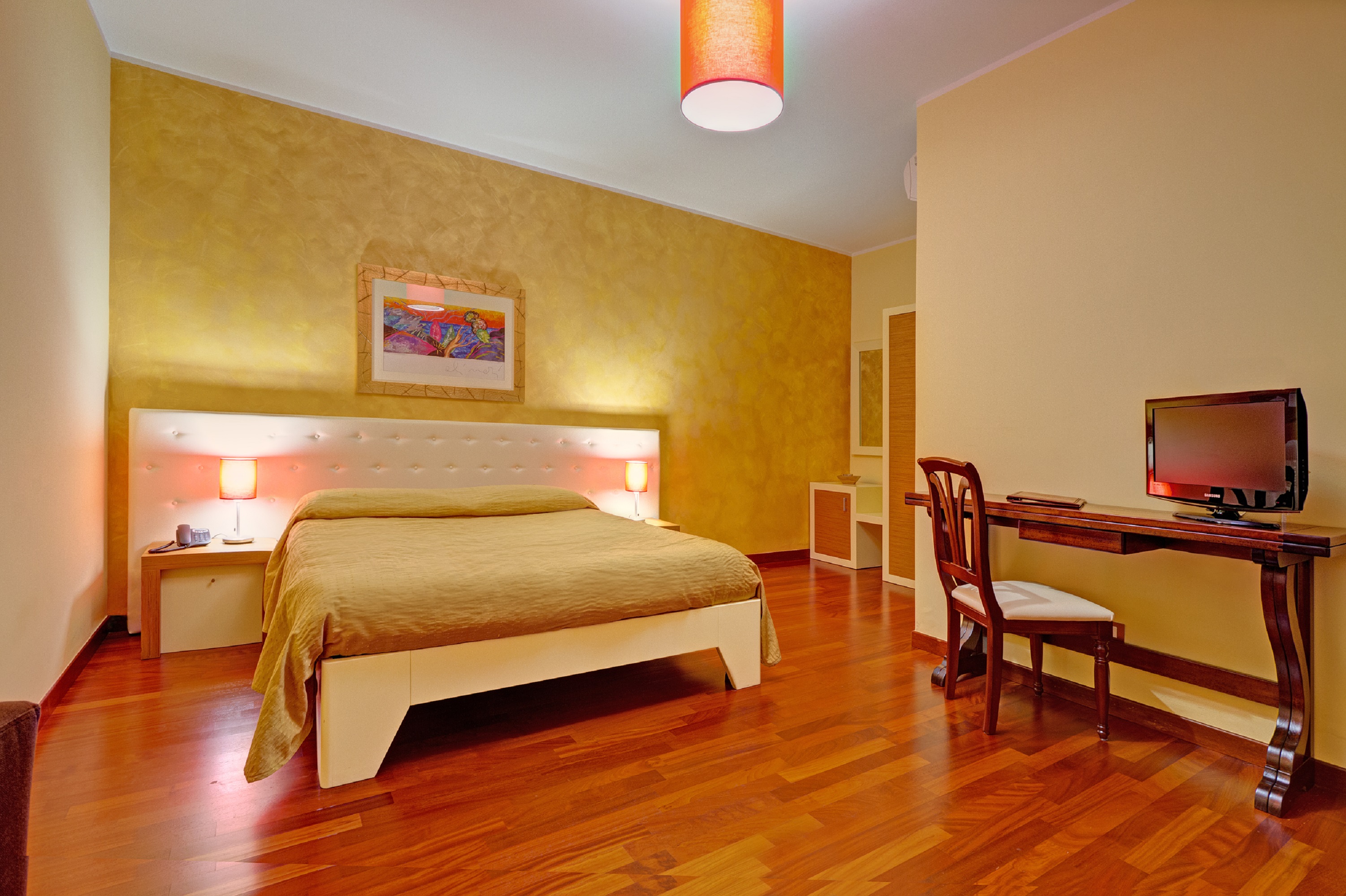 ROOM, DOUBLE BED