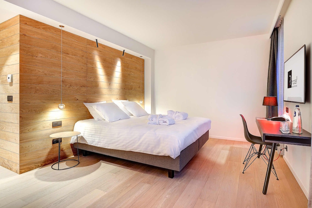 R hotel experiences 20/58