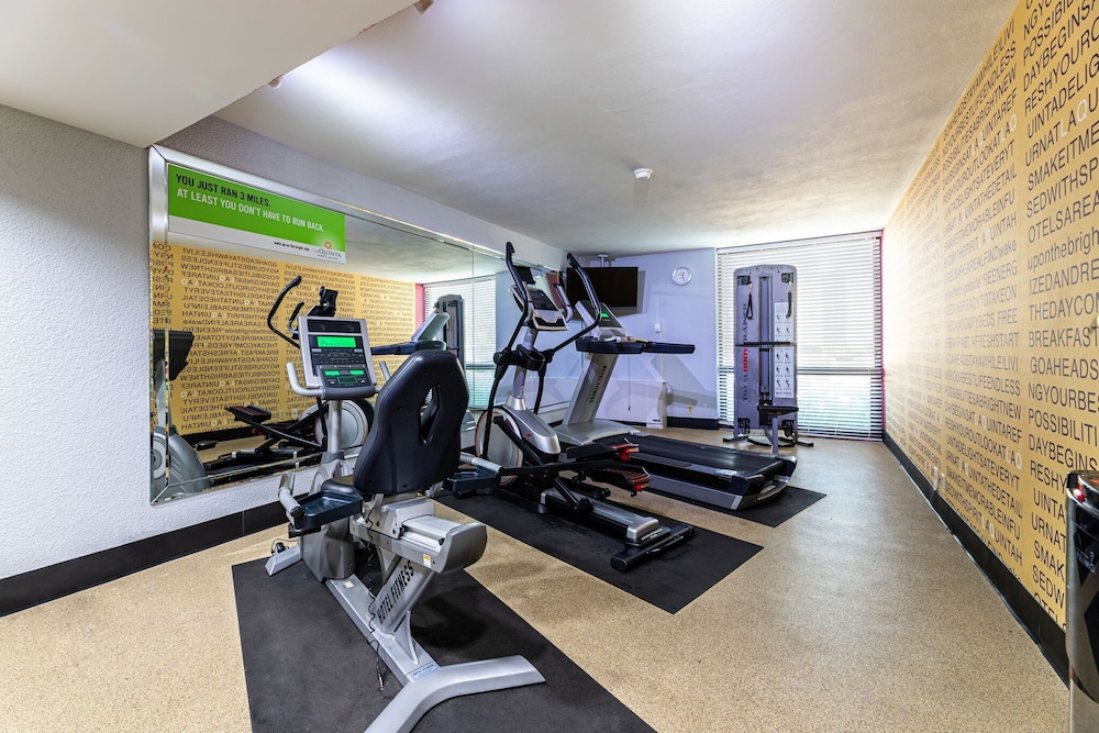 La Quinta Inn & Suites by Wyndham Dallas I-35 Walnut Hill Ln 27/46