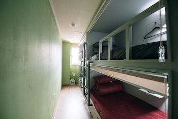 Female Dorm, Female Only, 4 People