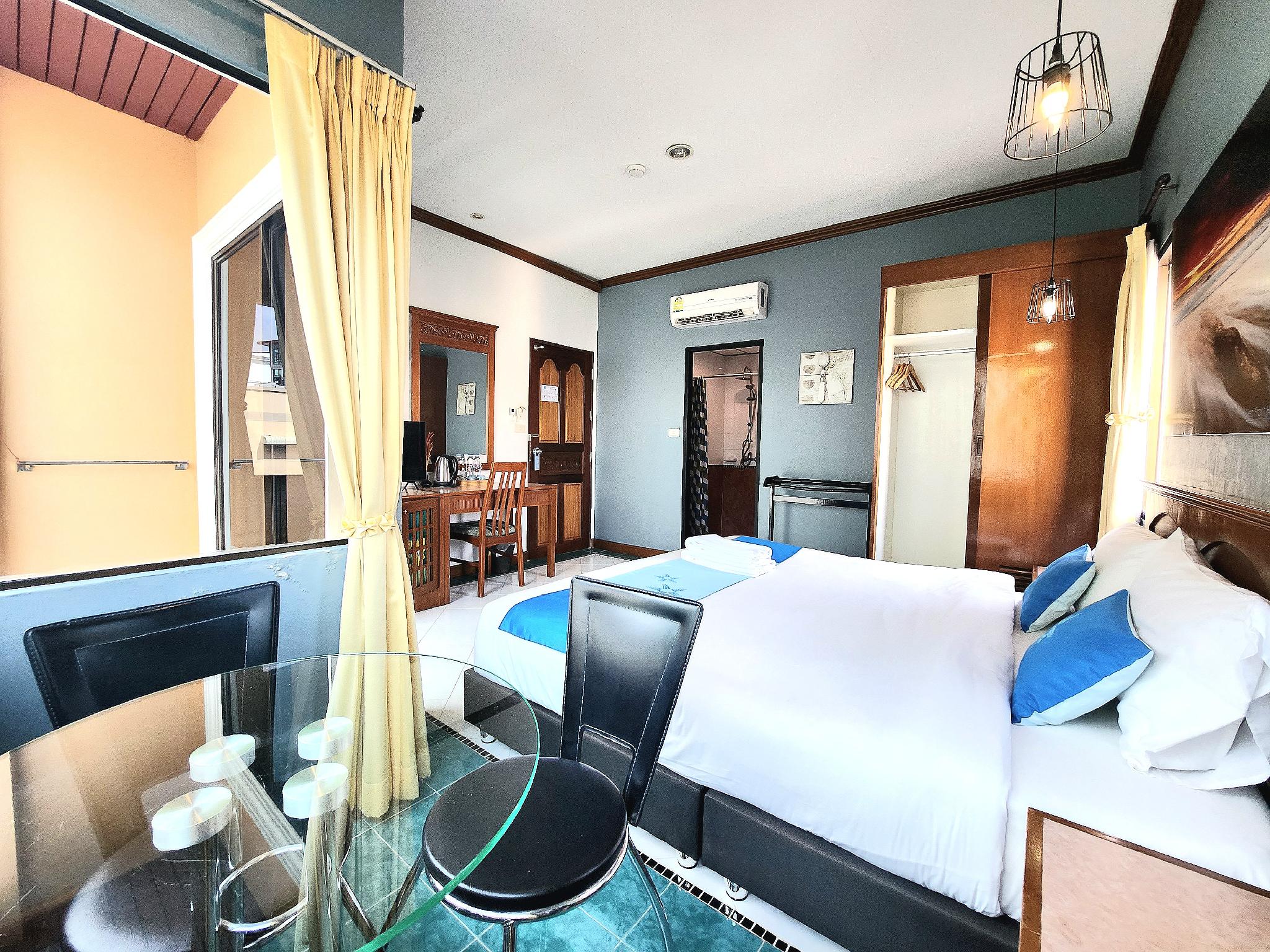 Deluxe, Balcony