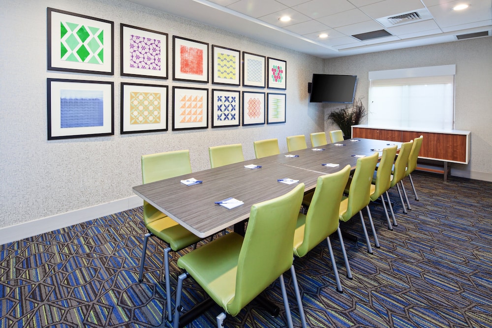 Holiday Inn Express Hotel Clovis Fresno 63/76