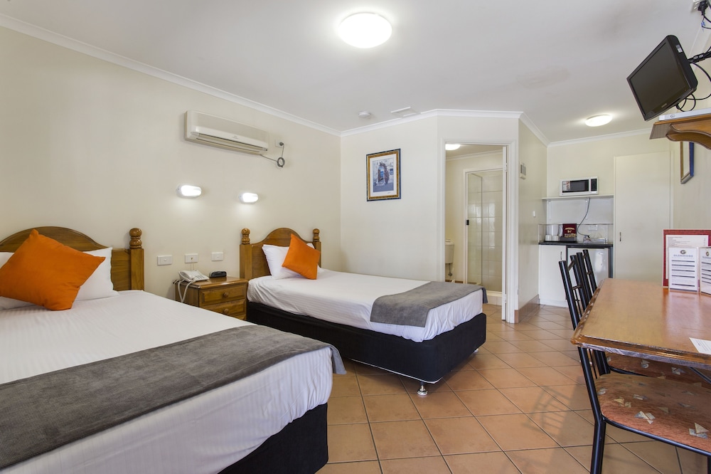 STUDIO, TWIN BEDS
