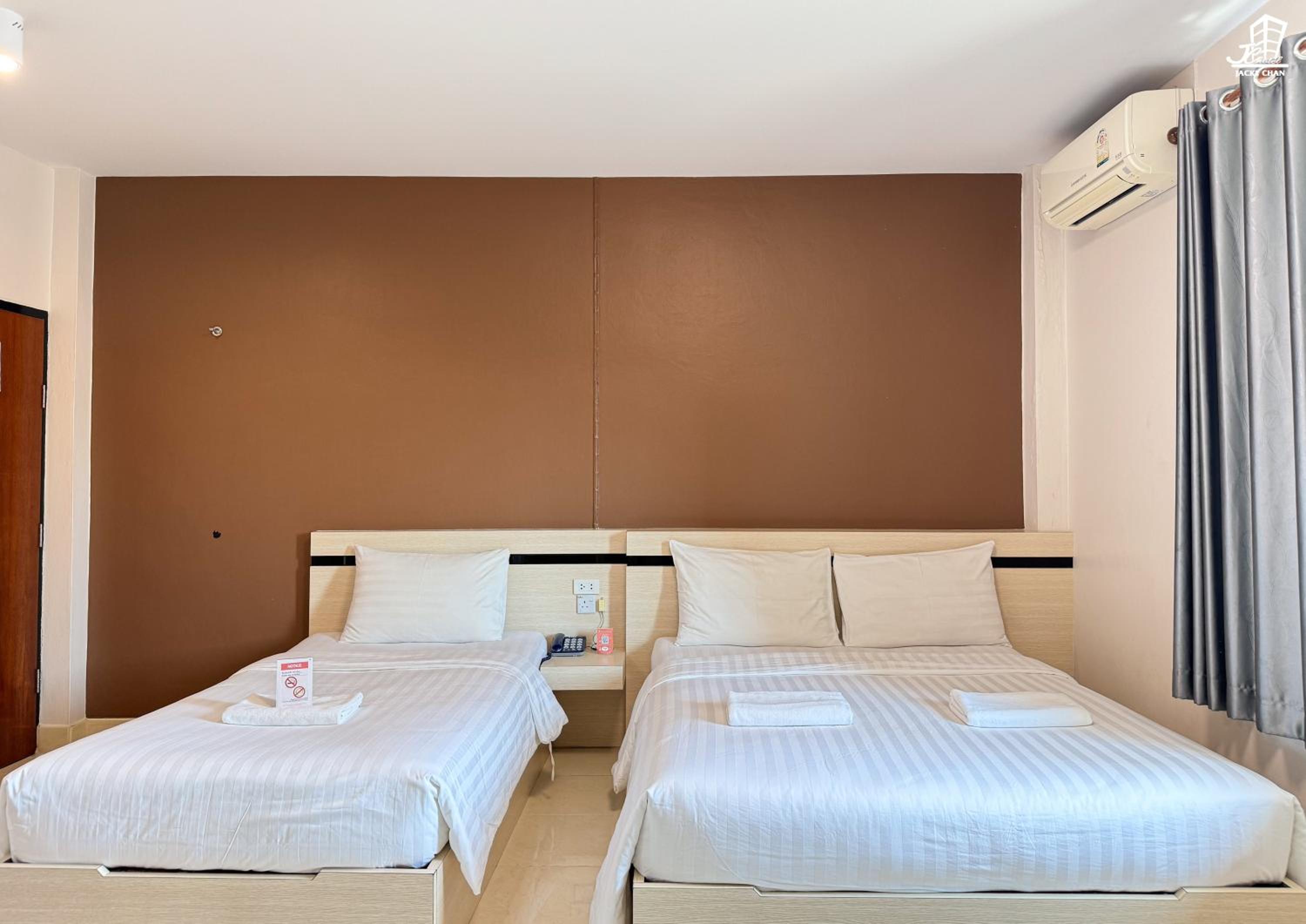 Jacky Chan Hotel 18/50