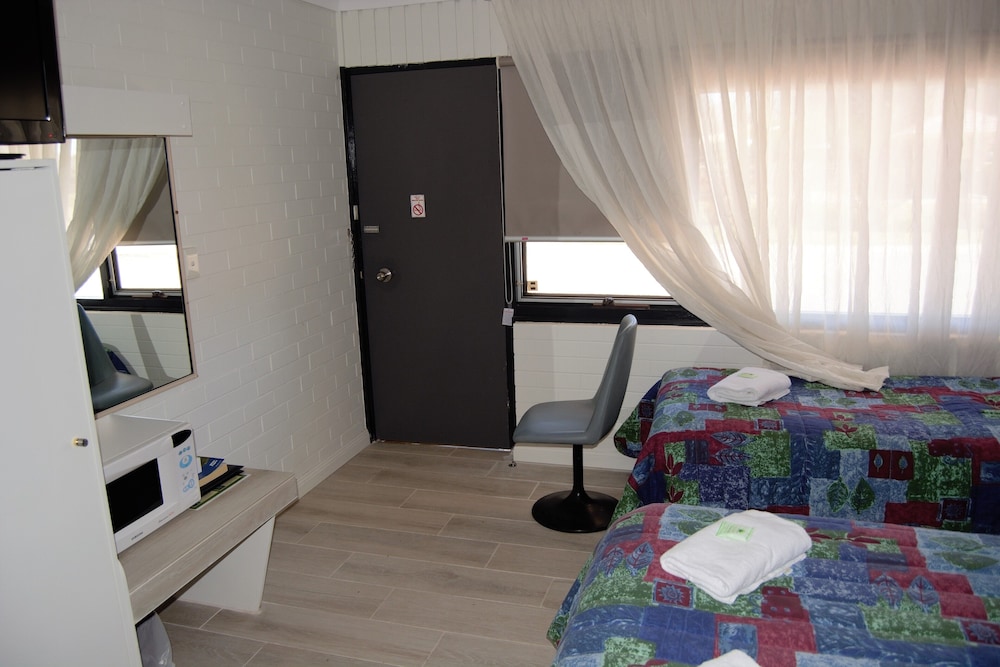 Civic Motor Inn Cowra 26/71