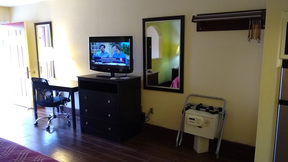Econo Lodge Inn & Suites West - Energy Corridor 32/43