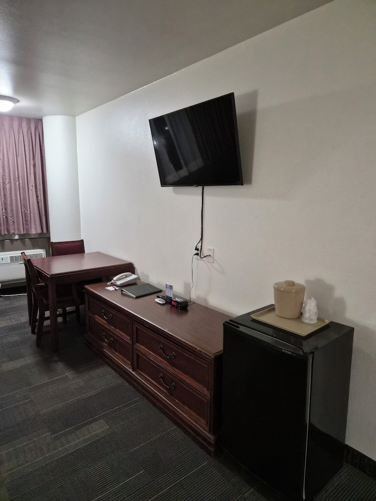 Alex Hotel and Suites Anchorage Airport 42/66