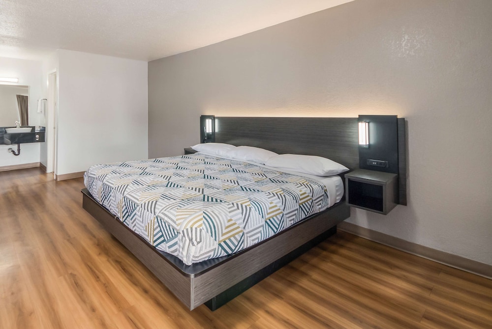 Studio6 Laredo, TX - North I 35 25/47
