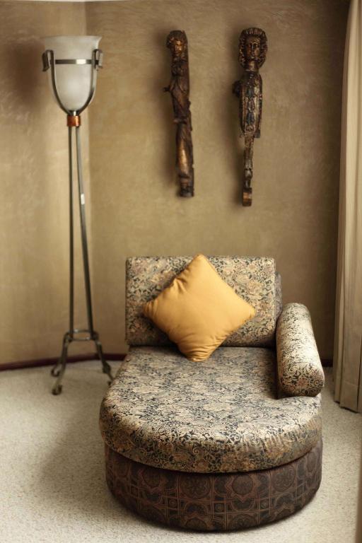 PRESIDENTIAL, SUITE, KING BED
