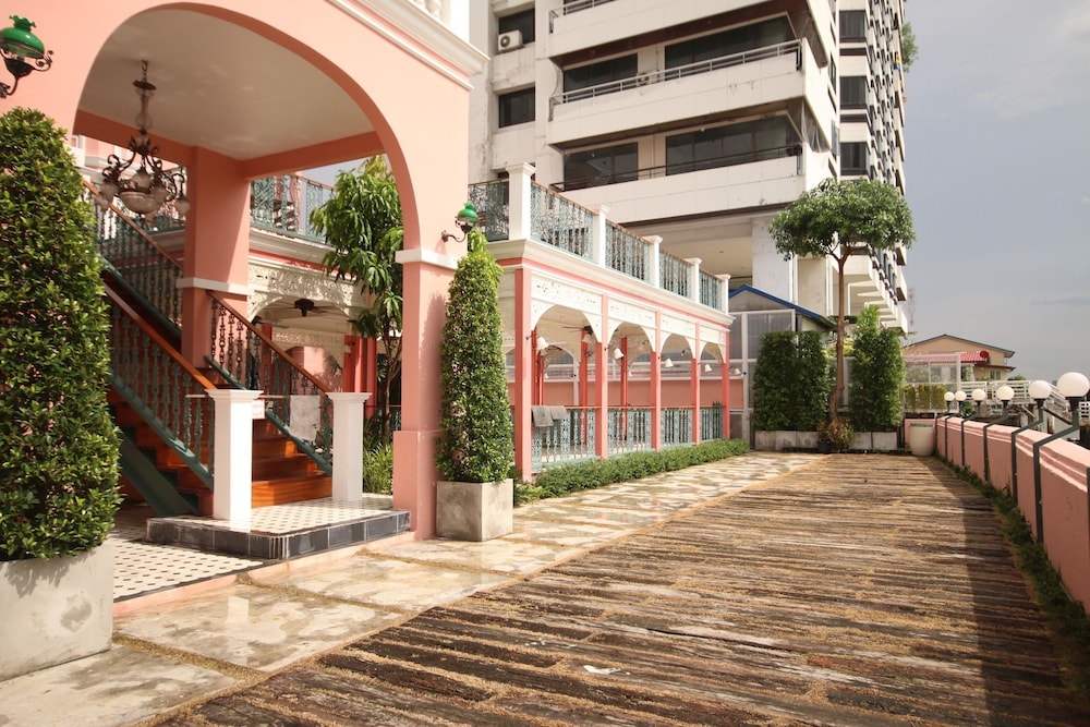 Hiranyakul House 42/50