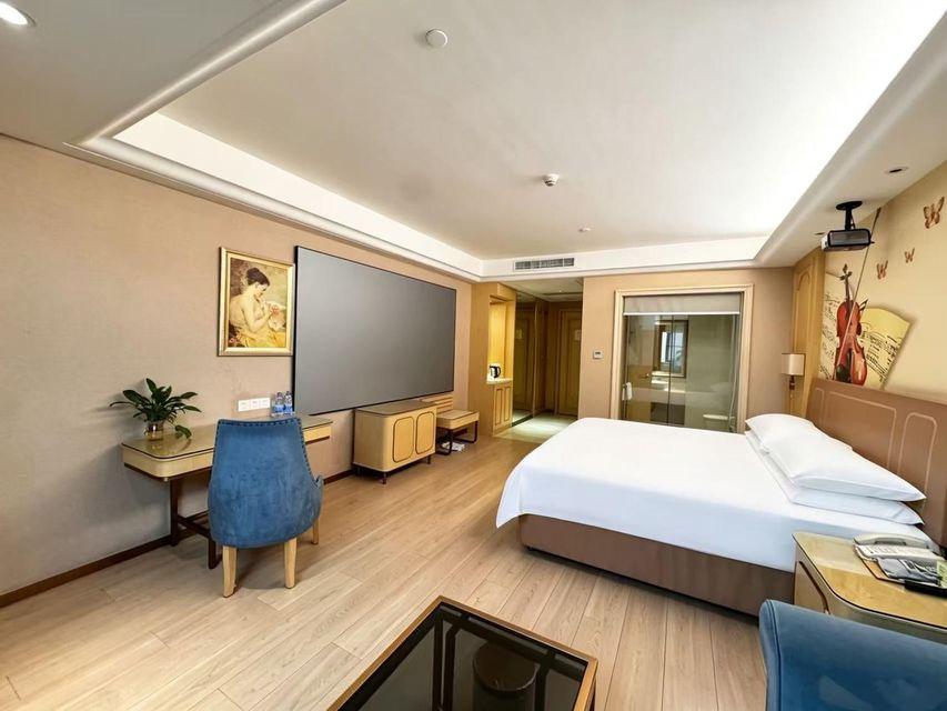 Deluxe, Queen Bed, with View