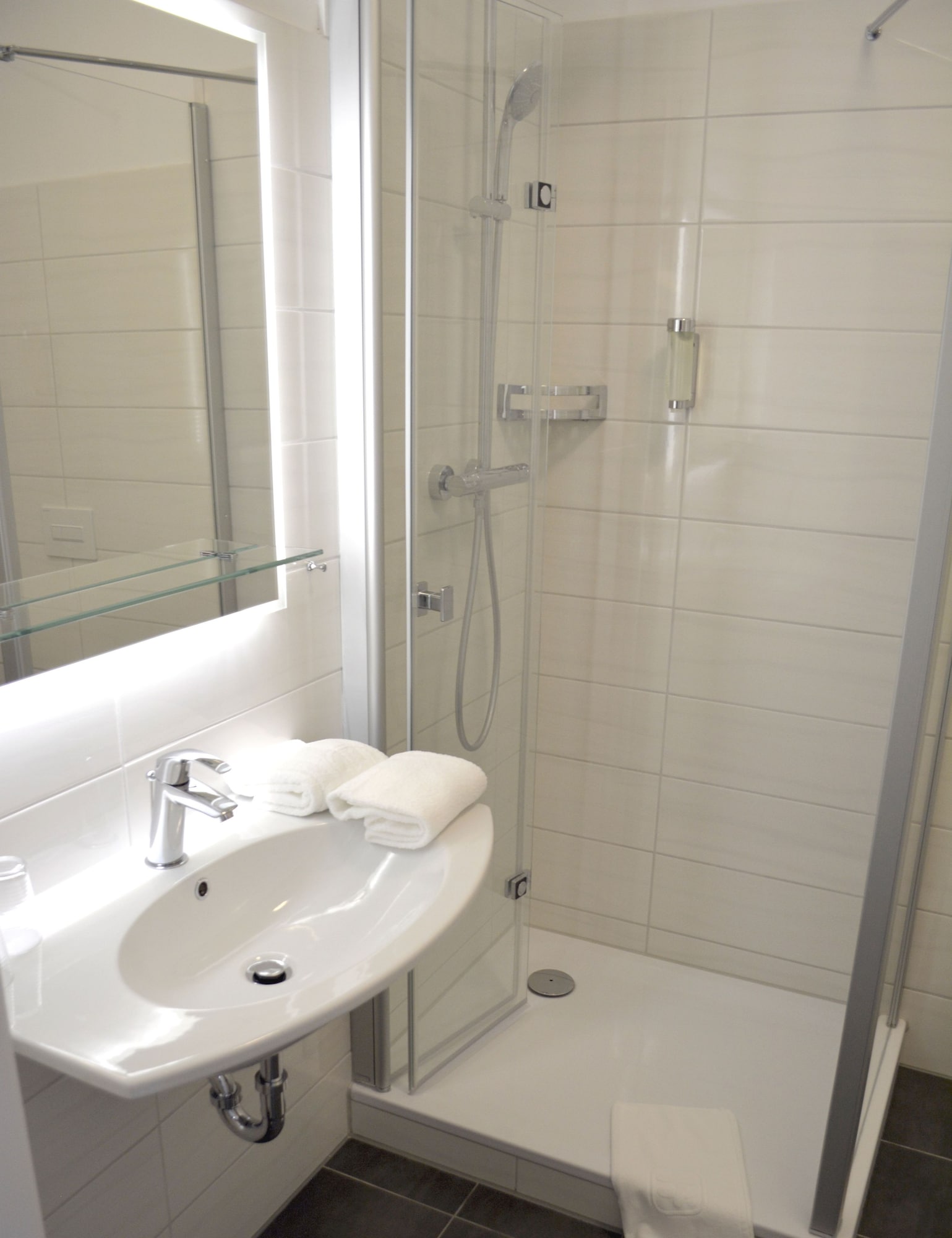 STANDARD, QUEEN BED, PRIVATE BATHROOM