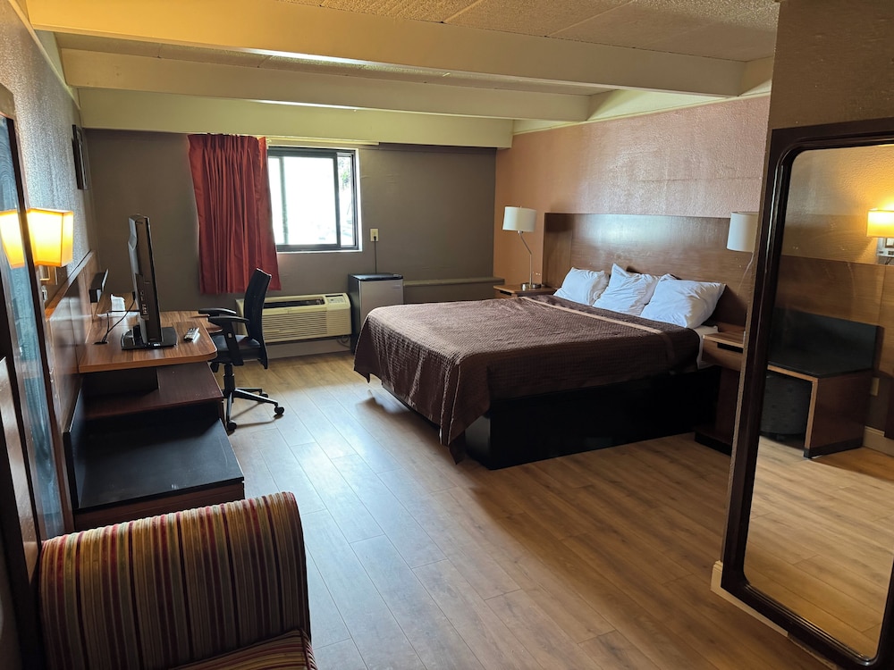 Economy Inn North Randall 9/49