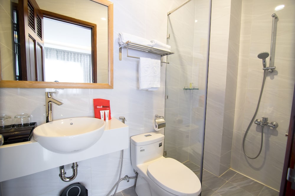 RedDoorz Plus near Tan Son Nhat airport 2 48/50